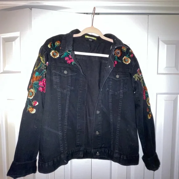 Gianni Bini Embroidered Black Denim Jacket - Picture 4 of 6